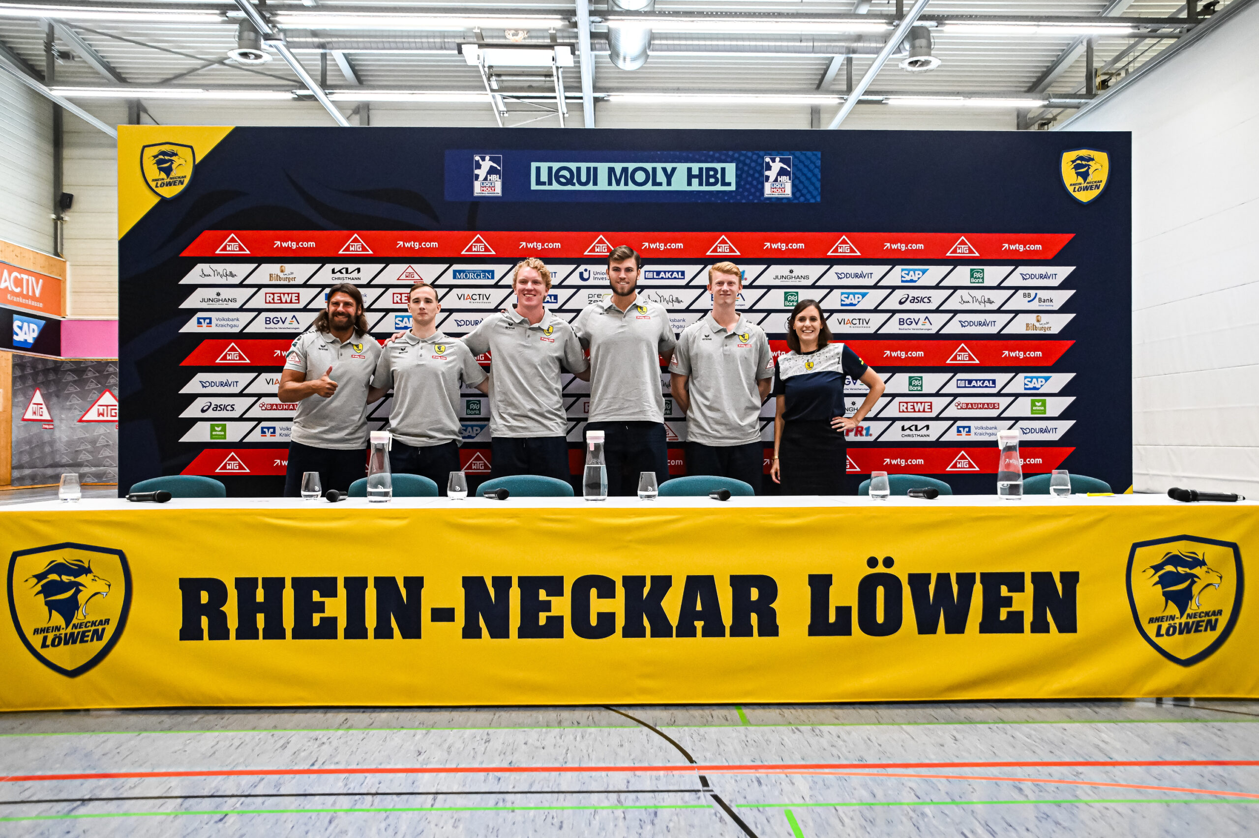 Von links nach rechts: Cheftrainer Sebastian Hinze, Arnor Snaer Oskarsson, Gustav Davidsson, Steven Plucnar Jacobsen, Jon Lindenchrone Andersen, Geschäftsführerin Jennifer Kettemann. Quelle: Rhein-Neckar Löwen