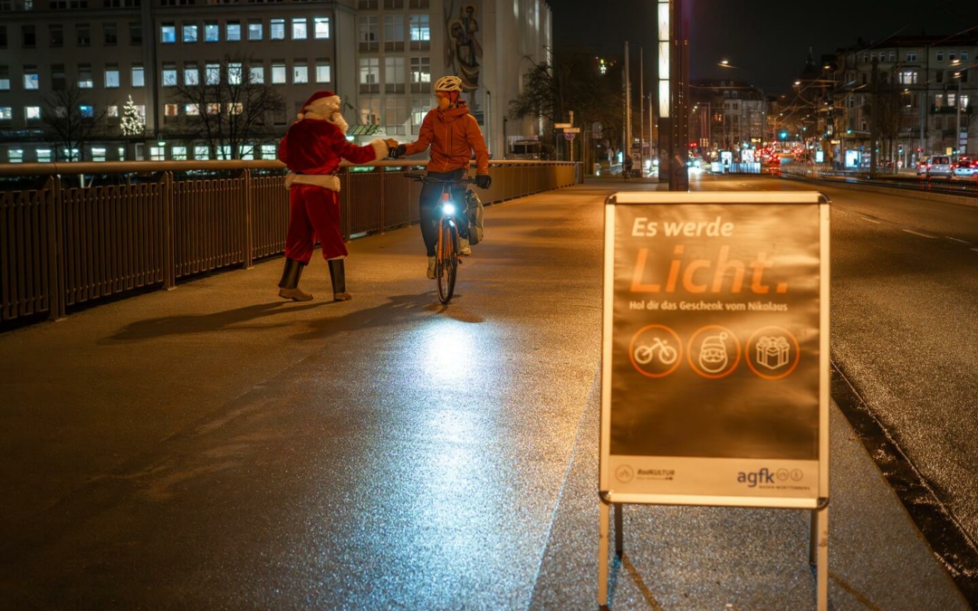 Für mehr Verkehrssicherheit: Der Nikolaus belohnt Radfahrende