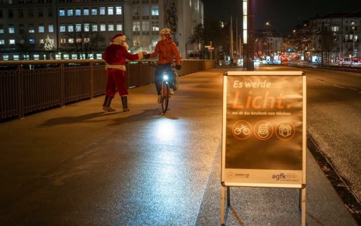 Für mehr Verkehrssicherheit: Der Nikolaus belohnt Radfahrende