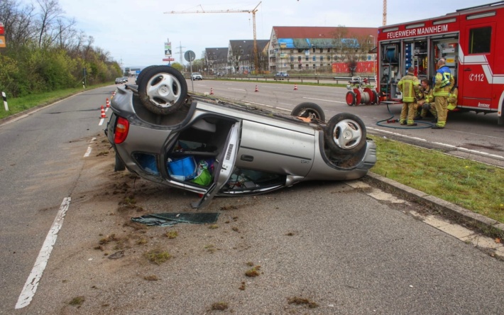 Mannheim – Schwerer Verkehrsunfall an Ostern, Fahrerin verletzt ins Krankenhaus gebracht