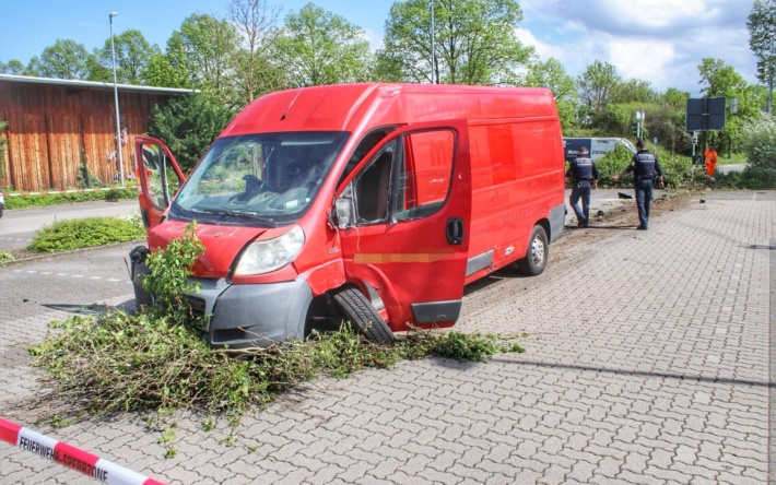 Schwetzingen – Transporter verursacht schweren Verkehrsunfall