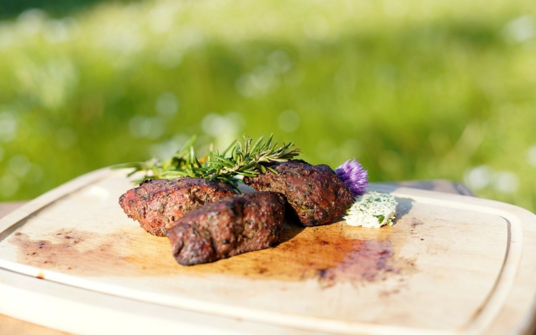 Vielseitiges Lebensmittel: Wildfleisch eignet sich auch zum Grillen!