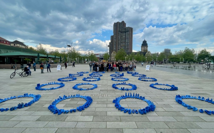 „Kunst trifft KliMA“ – Wie blaue Schuhe in Mannheim Hoffnung formen