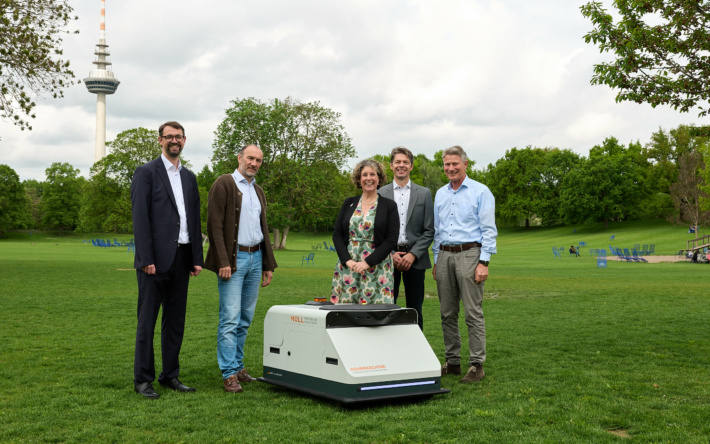 KI-Roboter „Angsa“ räumt auf – Mannheims Grünflächen bekommen smarte Unterstützung
