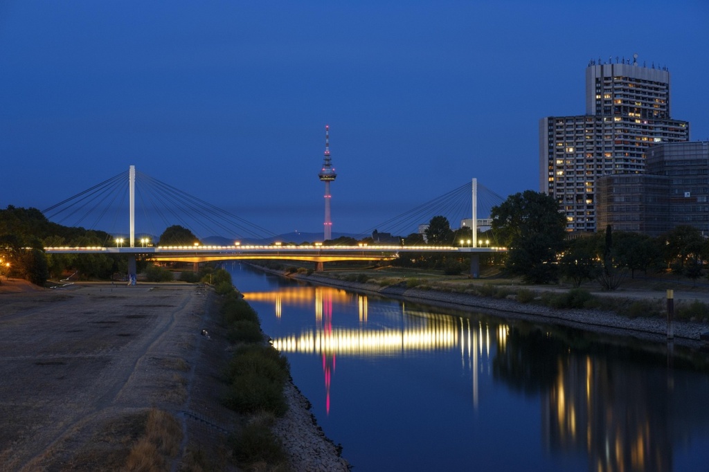Neckarbrücke mit Collini-Center