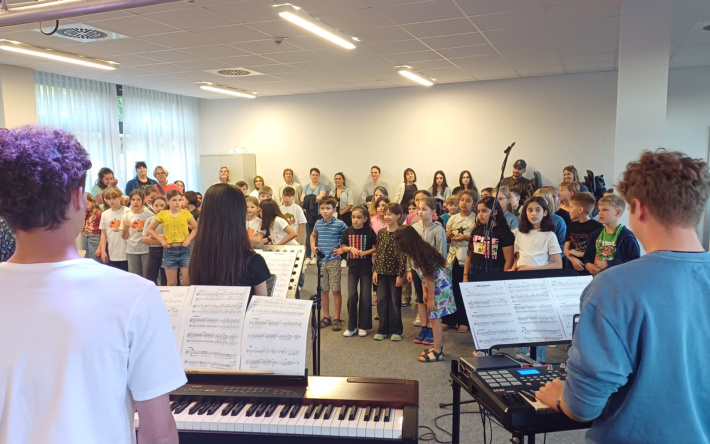 Gänsehautmoment zum Schlosspark-Finale: Über 300 Weinheimer Grundschulkinder singen gemeinsam