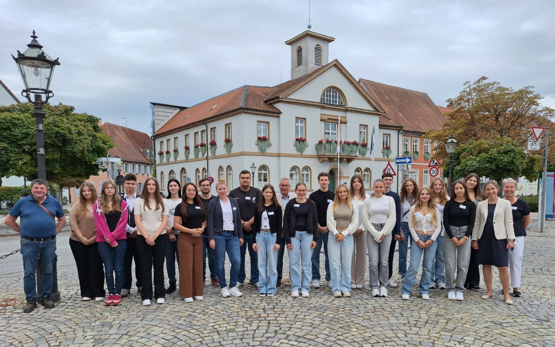 Frischer Wind im Rathaus: Schwetzingen heißt neue Azubis und FSJler willkommen