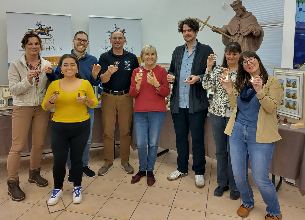 Abb. 1 Die Teilnehmenden präsentieren stolz ihre Werke, Foto Dr. Wolfgang Weiß Museum frei Haus