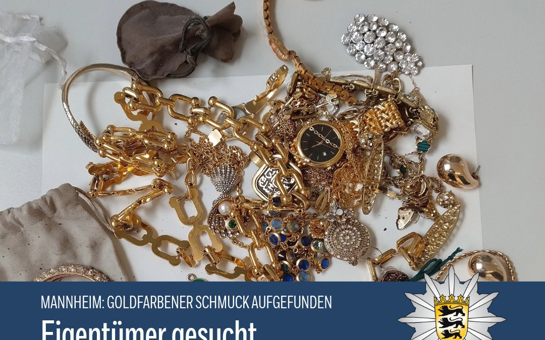 Goldfarbener Schmuck in Waldstück entdeckt – Polizei sucht Eigentümer