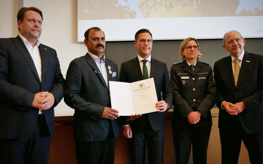 Muhammad Afzal mit der Rettungsmedaille ausgezeichnet