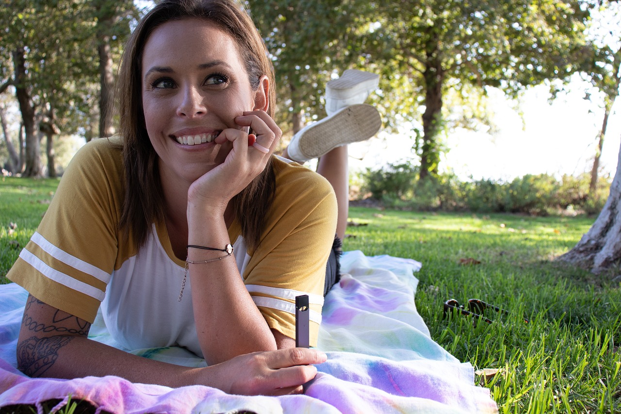 sarahjohnson1-vape-3677971_1280