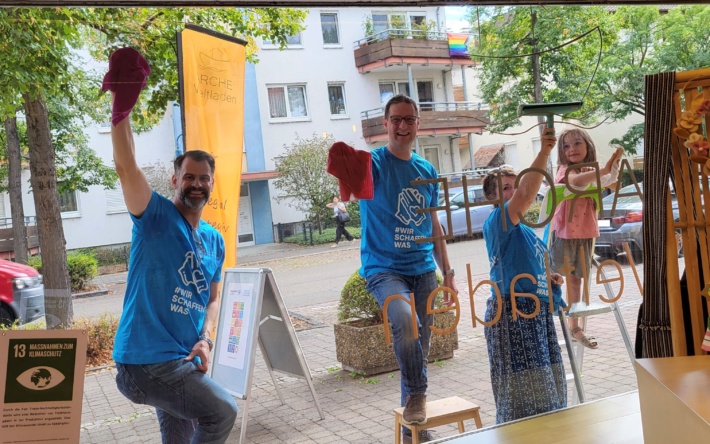 Landrat Just packt beim Freiwilligentag im ARCHE-Weltladen mit an
