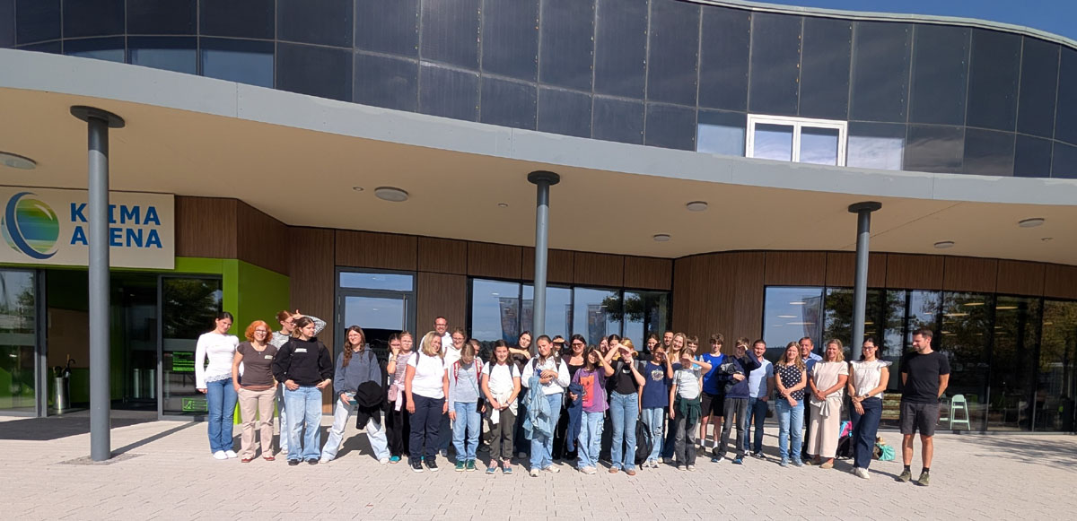 Gruppenbild vor Klimaarena Klimatag