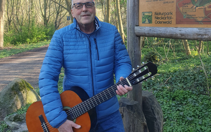 Mit Gitarre durch den bunten Wald